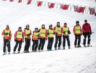 grupo com raquetes de neve